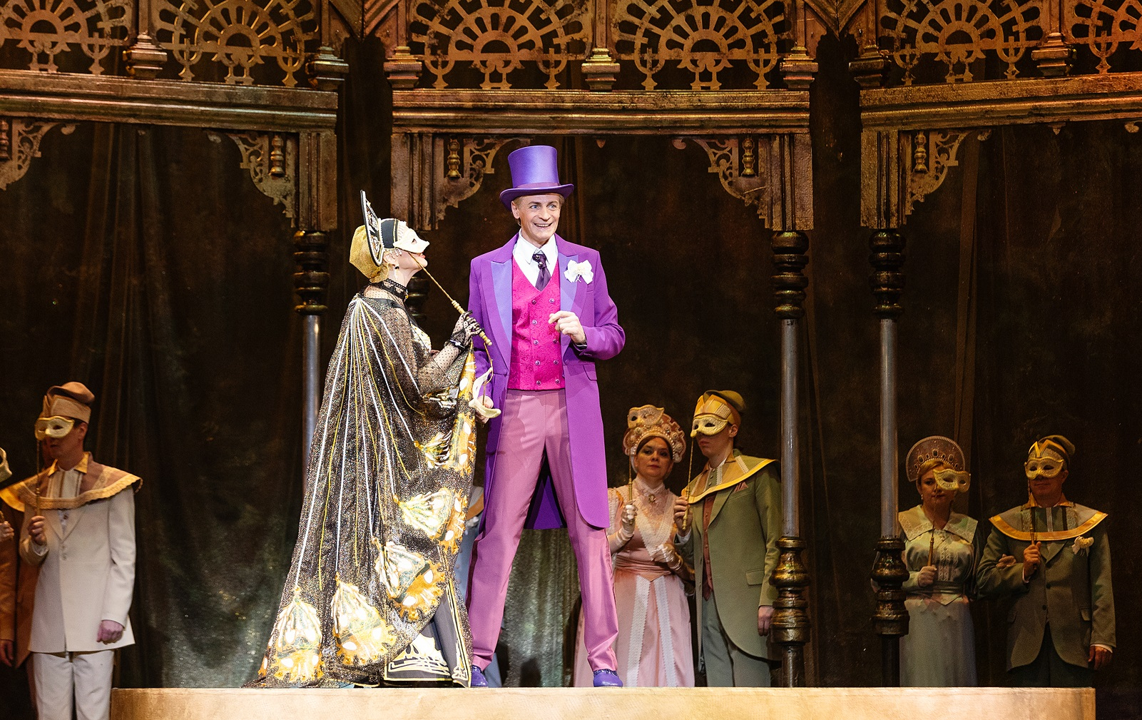 Антон Олейников в спектакле "Летучая мышь" Антон Олейников в спектакле "Летучая мышь"