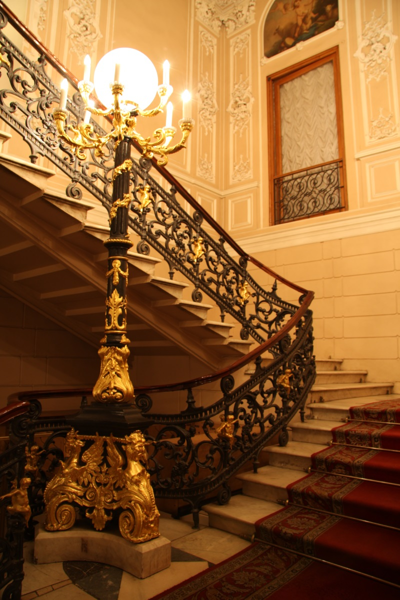Парадная лестница театра Парадная лестница театра