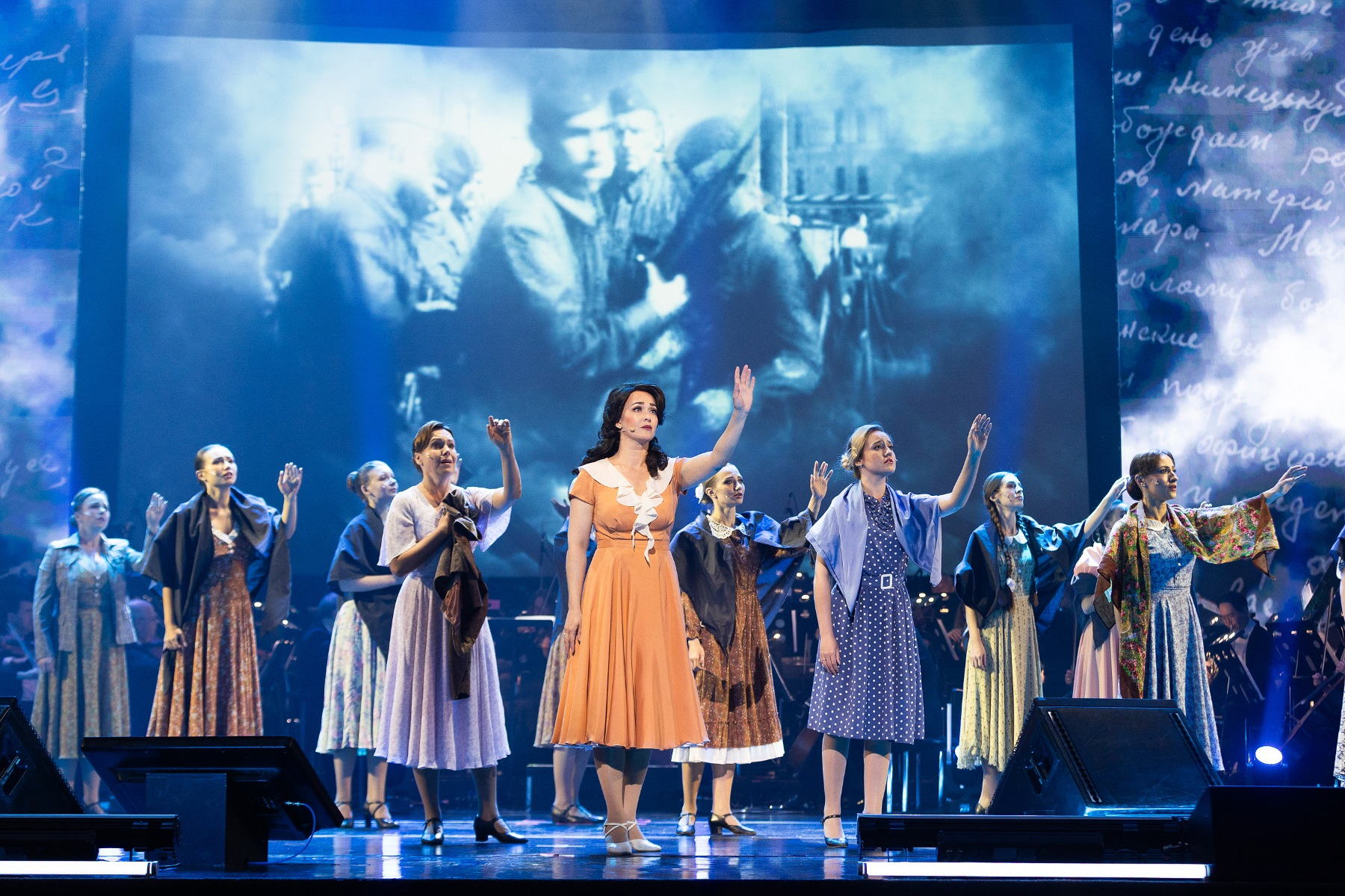 Концерт "…И пусть поколения помнят…" на сцене БКЗ "Октябрьский". Оксана Крупнова Концерт "…И пусть поколения помнят…" на сцене БКЗ "Октябрьский". Оксана Крупнова