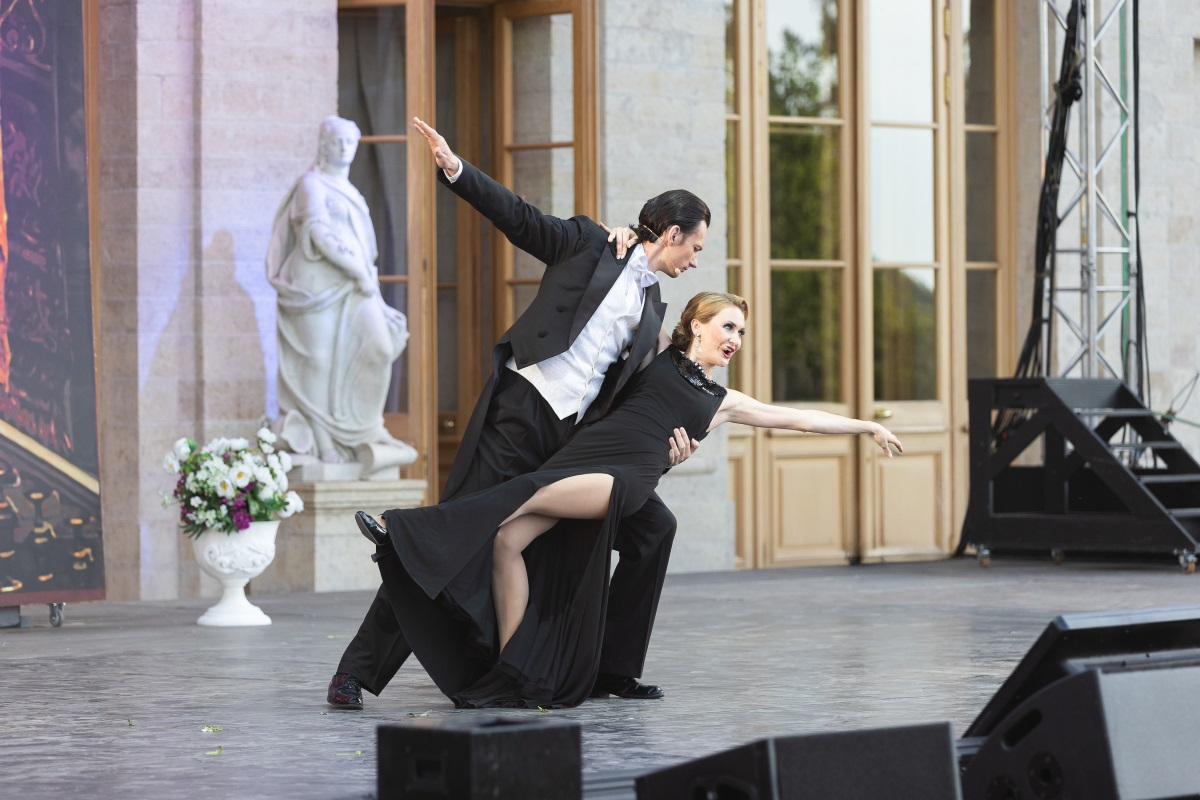 Гала-концерт в Гатчинском парке. Павел Иванов и Мария Ворожейкина Гала-концерт в Гатчинском парке. Павел Иванов и Мария Ворожейкина