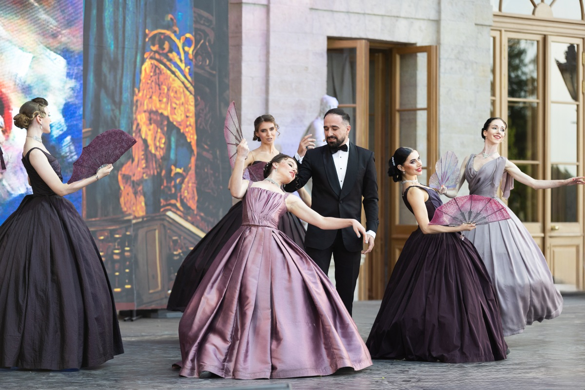 Гала-концерт в Гатчинском парке. Шамхал Хачатурян и артистки балета Гала-концерт в Гатчинском парке. Шамхал Хачатурян и артистки балета