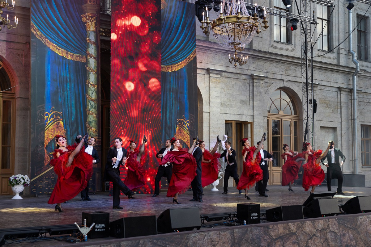 Гала-концерт в Гатчинском парке. Артисты балета Гала-концерт в Гатчинском парке. Артисты балета