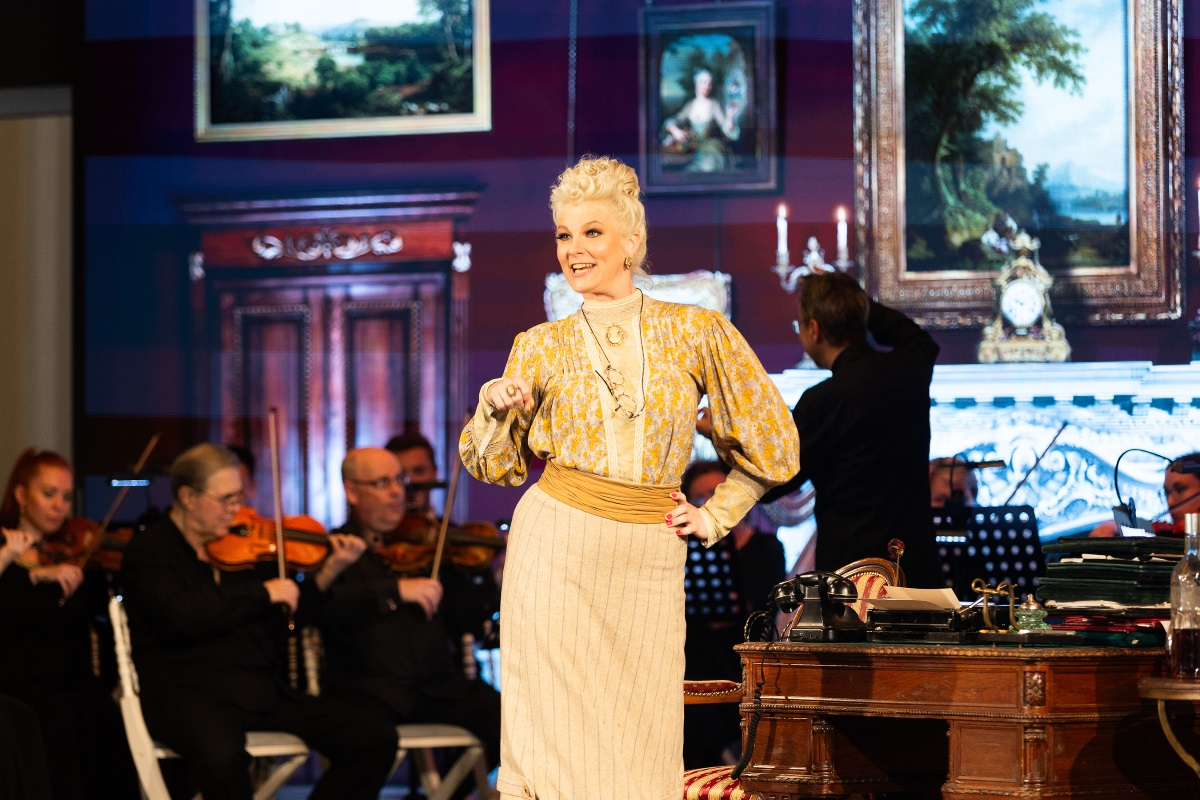 "Тук-тук" в Гатчинском дворце. Наталья Савченко "Тук-тук" в Гатчинском дворце. Наталья Савченко