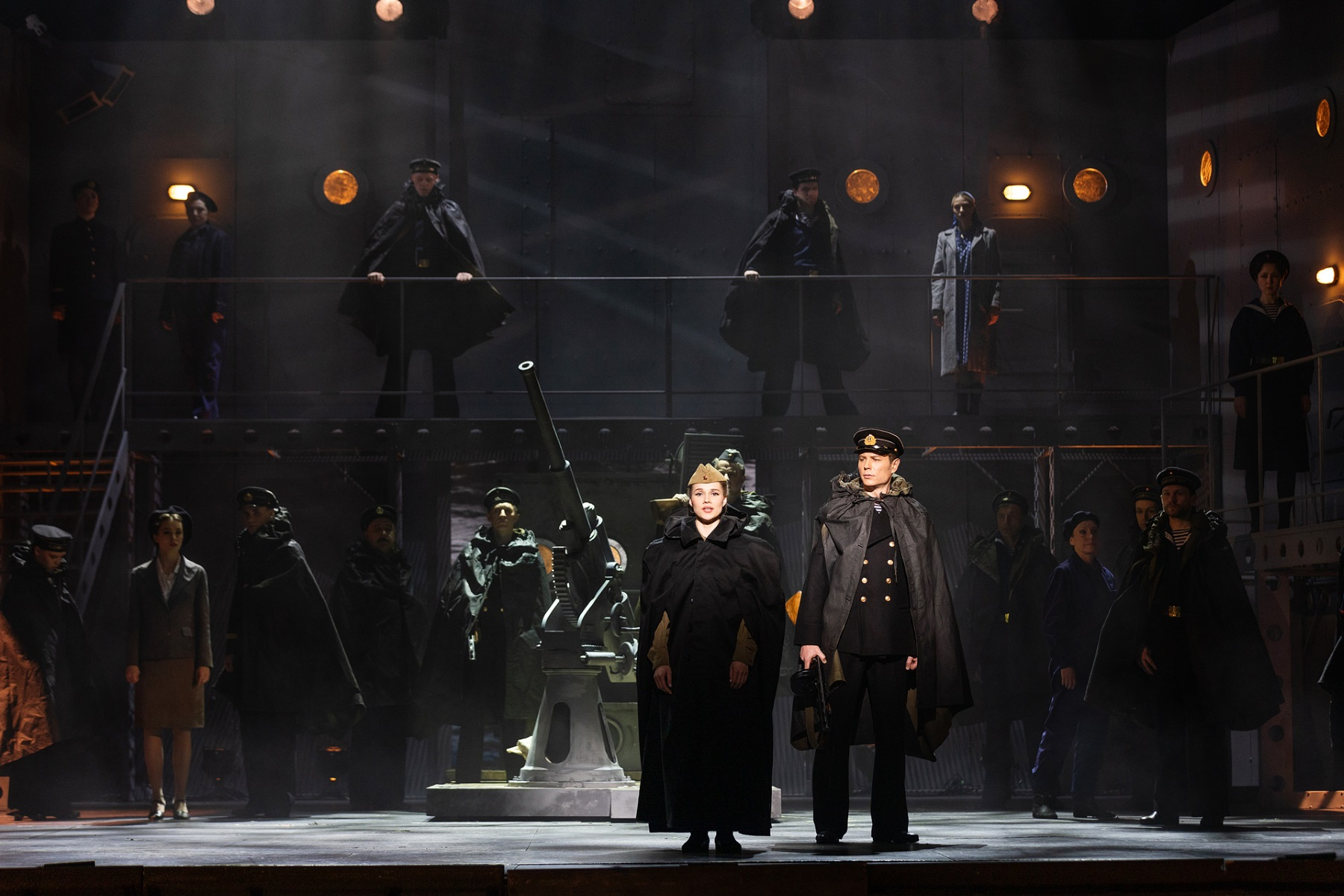 Сцена из спектакля "Раскинулось море широко" Сцена из спектакля "Раскинулось море широко"